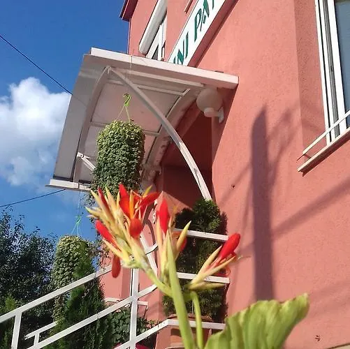 Irini Panzio Konukevi 3*